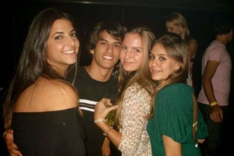 <p>Felipe Nasr posa para foto abraçado com ex-namorada Julia, filha de Nelson Piquet, que cresceu e virou um mulherão</p>