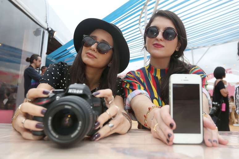 <p>A dupla de estudantes de negócios da moda Beatriz Arvatti e Carolina Andrade faz o estilo 'blogueira descolada'</p>