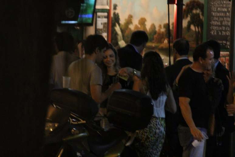 Imagens que supostamente seriam do humorista Marcelo Adnet foram divulgadas pela agência Agnews nesta sexta-feira (7) em que ele aparece beijando uma mulher loira no bairro do Leblon, no Rio de Janeiro. Adnet é casado com a também humorista Dani Calabresa.