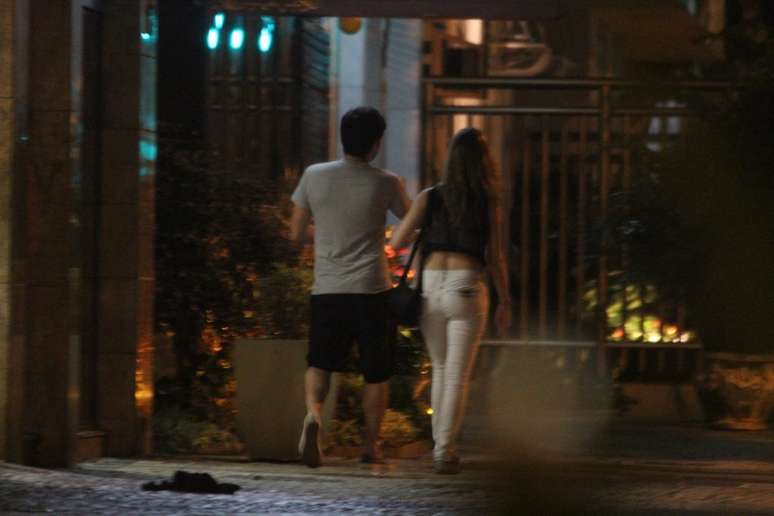 Imagens que supostamente seriam do humorista Marcelo Adnet foram divulgadas pela agência Agnews nesta sexta-feira (7) em que ele aparece beijando uma mulher loira no bairro do Leblon, no Rio de Janeiro. Adnet é casado com a também humorista Dani Calabresa.