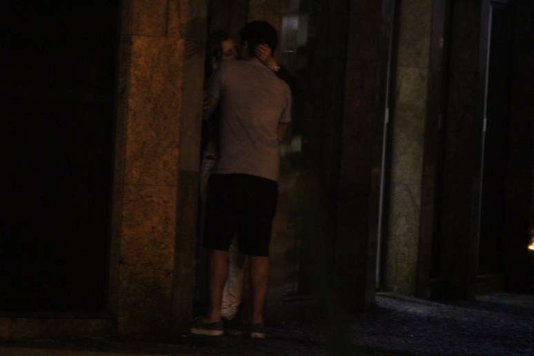 Imagens que supostamente seriam do humorista Marcelo Adnet foram divulgadas pela agência Agnews nesta sexta-feira (7) em que ele aparece beijando uma mulher loira no bairro do Leblon, no Rio de Janeiro. Adnet é casado com a também humorista Dani Calabresa.