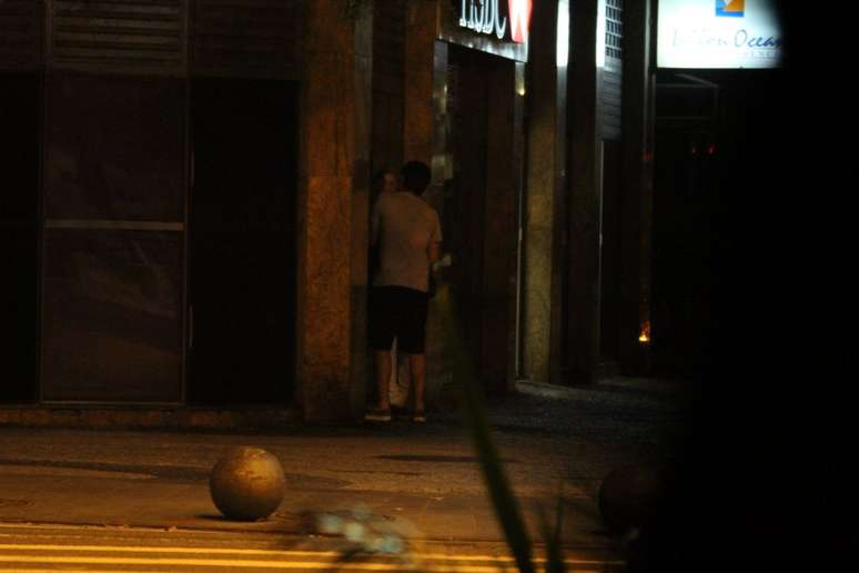 Imagens que supostamente seriam do humorista Marcelo Adnet foram divulgadas pela agência Agnews nesta sexta-feira (7) em que ele aparece beijando uma mulher loira no bairro do Leblon, no Rio de Janeiro. Adnet é casado com a também humorista Dani Calabresa.