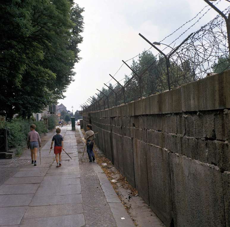 <p>Crian&ccedil;as brincam pr&oacute;ximo ao&nbsp;Muro de Berlim em Heinrich-Heine-Strasse, em 1968</p>