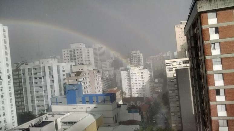 <p>Arco-íris duplo é visto na Vila Mariana após chuva desta sexta-feira</p>