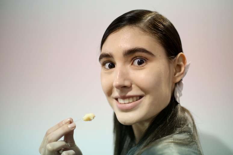 <p>Modelos já planejam o que vão fazer quando acabar a correria do SPFW; Larissa Franco, 18, queria comer um sorvete específico de uma rede de fast food, mas descobriu que o doce está fora de linha</p>