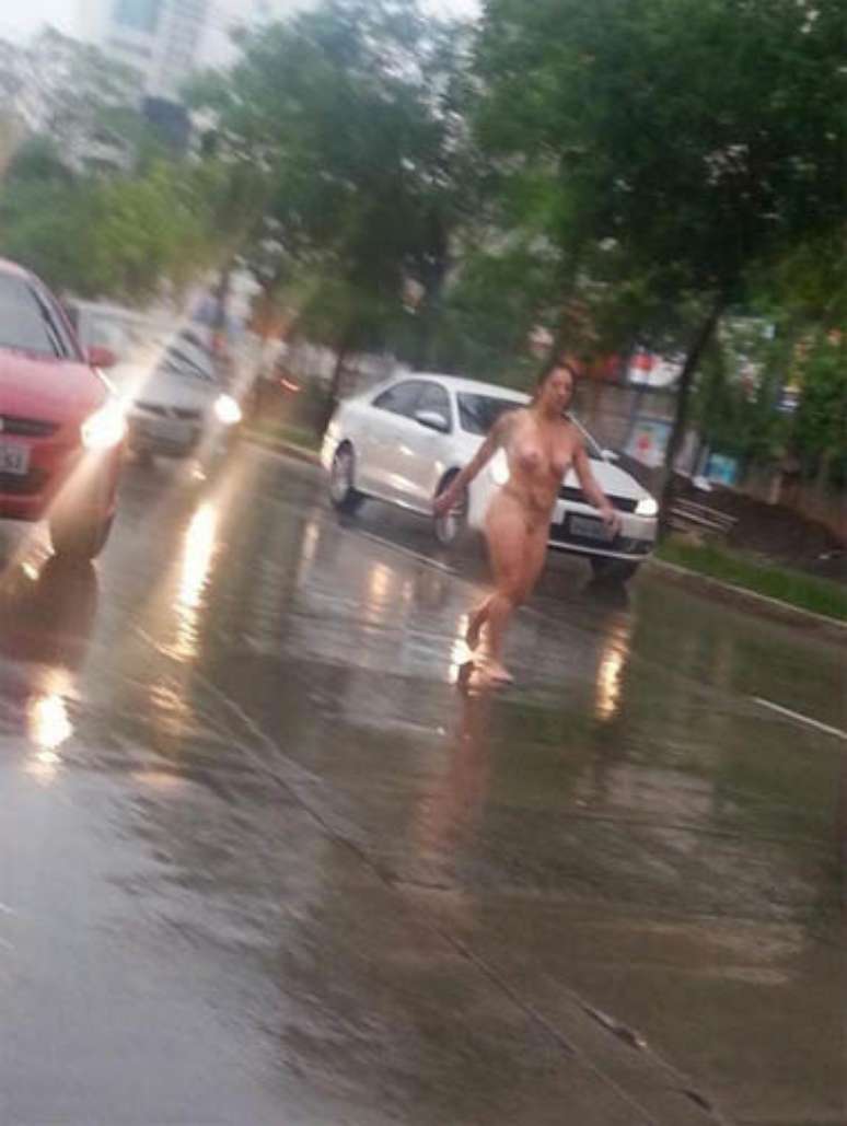 <p>Mulher é vista caminhando sem roupa entre carros, na capital gaúcha</p>