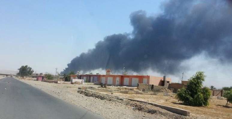 Fumaça em refinaria de Baiji, no Iraque, em 19 de junho, mês em que o Estado Islâmico tomou o local.