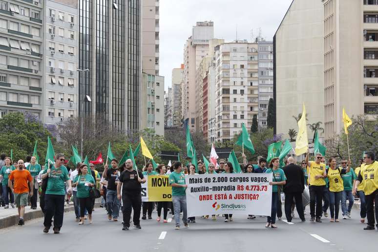 <p>Cerca de 300 pessoas participaram do ato na capital gaúcha, na tarde desta sexta-feira, 7 de novembro</p>