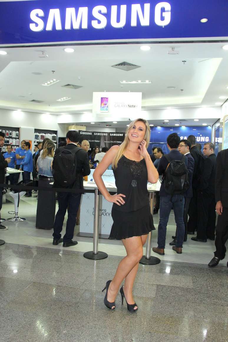 Andressa Urach rouba a cena em evento com globais 