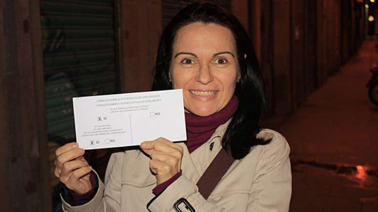 <p>Maria Dantas mora há 20 na Catalunha e será mesária em local de votação</p>