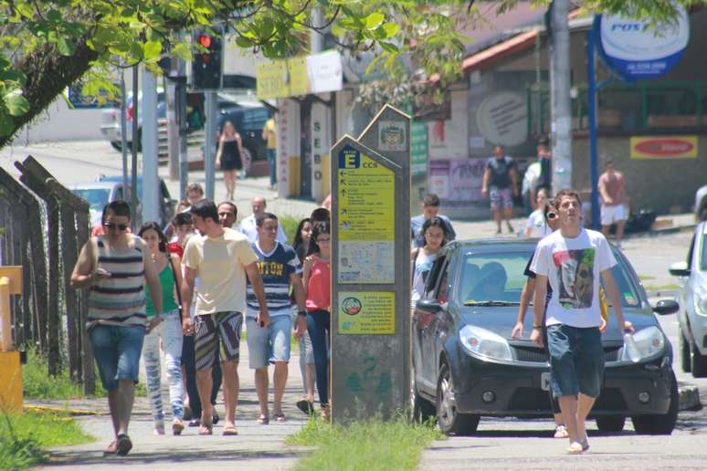 <p>Estudantes caminham até a Universidade Federal de Santa Catarina (UFSC) para prestar o ENEM neste sábado</p>