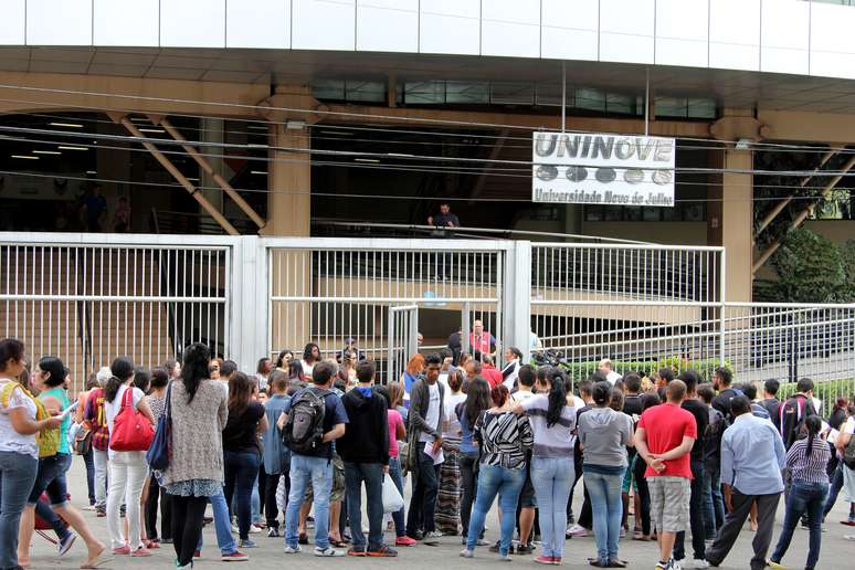 Alunos se reúnem em frente à faculdade Uninove, Campus Barra Funda, localizada na Zona Oeste de São Paulo, para prestar o exame