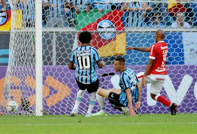 <p>Luan se esticou para fazer o primeiro dos quatro gols que o Gr&ecirc;mio marcou contra o Internacional, neste domingo, pela S&eacute;rie A. O time ga&uacute;cho goleou por 4 a 1 e entrou no G-4.</p>