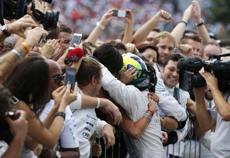 <p>Em Interlagos, a história de sempre se repetiu: a Mercedes dominou o Grande Prêmio do Brasil, dessa vez com Nico Rosberg na frente. A grande novidade foi a festa de Felipe Massa, abraçado pelo público por conquistar a terceira posição. </p>