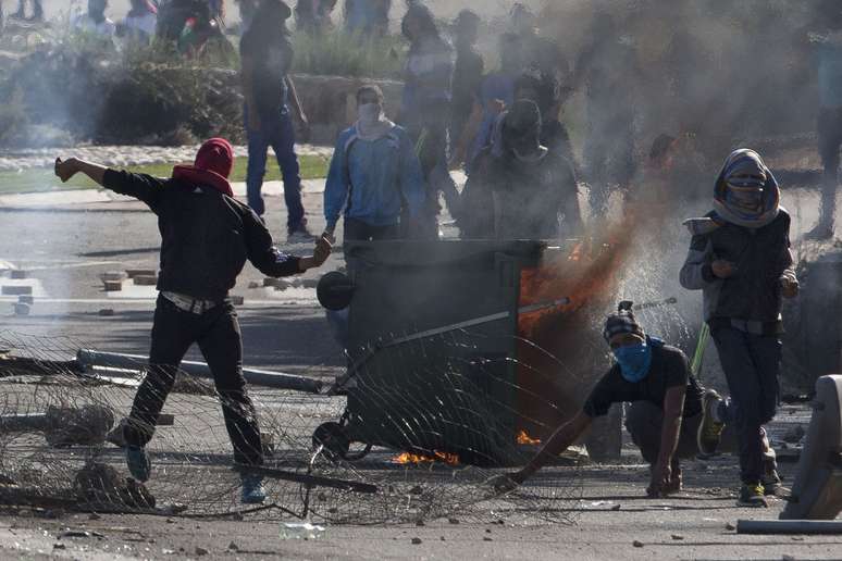 <p>&Aacute;rabes israelenses entram em confronto com a pol&iacute;cia&nbsp;durante&nbsp;protesto na aldeia&nbsp;de Kfar Kana, norte de Israel</p>