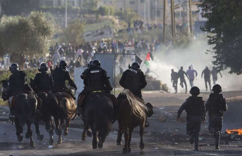 <p>Os protestos come&ccedil;aram depois que policiais mataram um jovem &aacute;rabe de 22 anos na cidade de Kfar Kana</p>