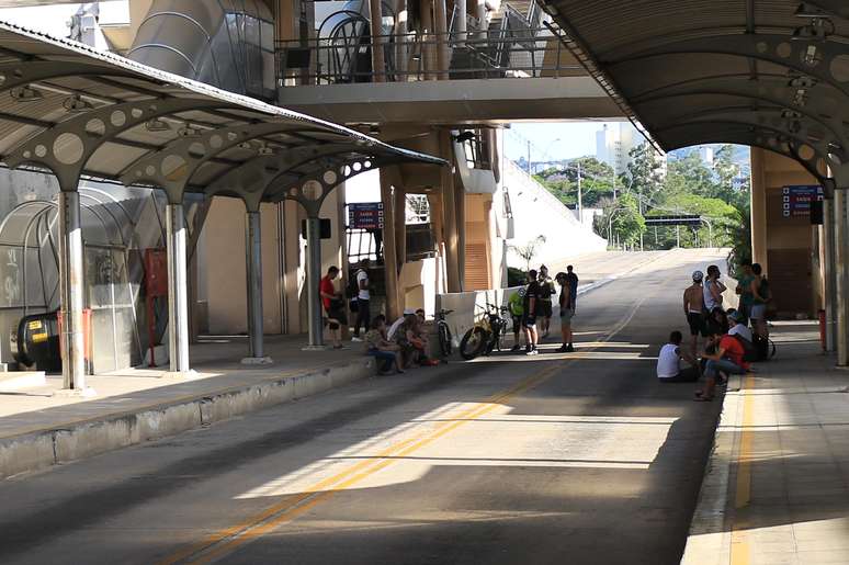 <p>Evento Corrida Pelada em Porto Alegre (RS), que havia 3,2 mil pessoas confirmadas pelas redes sociais foi um fracasso e apenas 15 pessoas compareceram no viaduto do cruzamento da Avenida Carlos Gomes com a Protásio, neste domingo (09)</p>