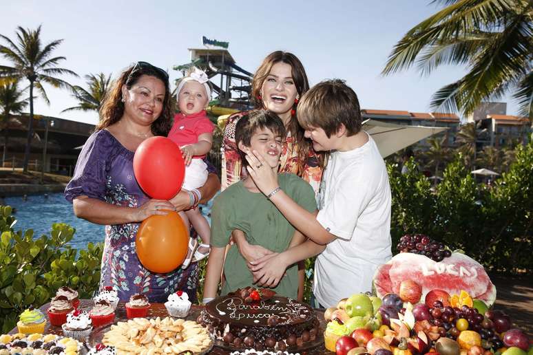 Lucas, filho de Isabeli Fontana com o ator Henri Castelli, completou seus oito anos de idade no último dia 23 de outubro, mas a festinha só acontece nesta segunda-feira (10), no Beach Park, em Fortaleza. Uau! Um parque aquático! Que festa legal, não? Errado. Pelas fotos que recebemos, ele não curtiu nada sua festinha.