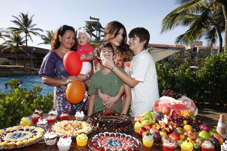 Lucas, filho de Isabeli Fontana com o ator Henri Castelli, completou seus oito anos de idade no último dia 23 de outubro, mas a festinha só acontece nesta segunda-feira (10), no Beach Park, em Fortaleza. Uau! Um parque aquático! Que festa legal, não? Errado. Pelas fotos que recebemos, ele não curtiu nada sua festinha.