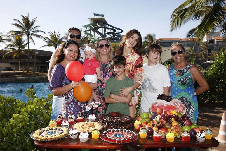 Lucas, filho de Isabeli Fontana com o ator Henri Castelli, completou seus oito anos de idade no último dia 23 de outubro, mas a festinha só acontece nesta segunda-feira (10), no Beach Park, em Fortaleza. Uau! Um parque aquático! Que festa legal, não? Errado. Pelas fotos que recebemos, ele não curtiu nada sua festinha.