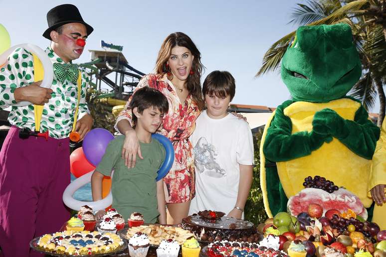 Lucas, filho de Isabeli Fontana com o ator Henri Castelli, completou seus oito anos de idade no último dia 23 de outubro, mas a festinha só acontece nesta segunda-feira (10), no Beach Park, em Fortaleza. Uau! Um parque aquático! Que festa legal, não? Errado. Pelas fotos que recebemos, ele não curtiu nada sua festinha.