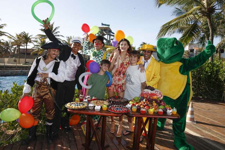 Lucas, filho de Isabeli Fontana com o ator Henri Castelli, completou seus oito anos de idade no último dia 23 de outubro, mas a festinha só acontece nesta segunda-feira (10), no Beach Park, em Fortaleza. Uau! Um parque aquático! Que festa legal, não? Errado. Pelas fotos que recebemos, ele não curtiu nada sua festinha.