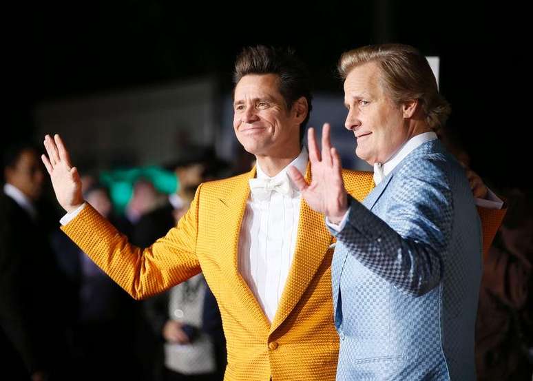 Os atores Jim Carrey (esquerda) e Jeff Daniels posam durante pré-estreia mundial do filme "Debi & Lóide 2", em Los Angeles, nos Estados Unidos, na semana passada. 03/11/2014