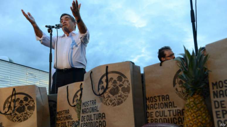 Gilberto Carvalho defende que o Brasil reduza sua dependência do uso de agrotóxicos