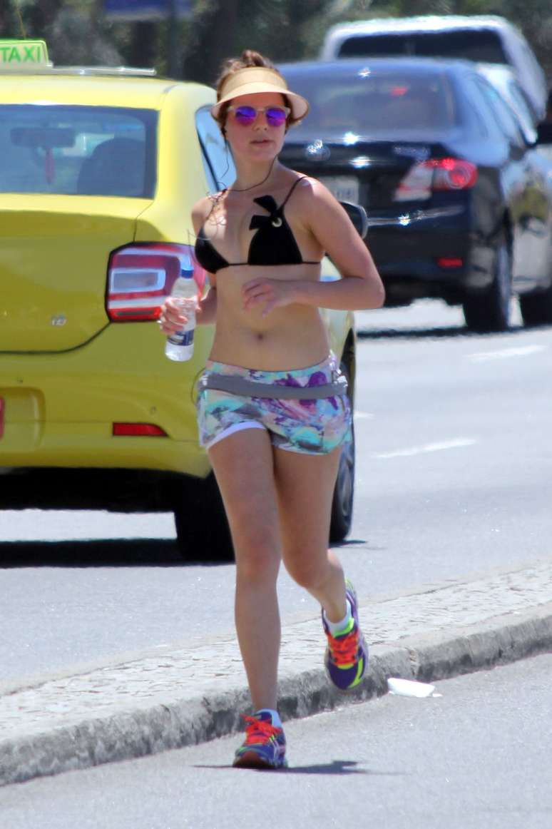 Bruna Linzmeyer aproveitou a folga para se exercitar na praia do Leblon, zona sul do Rio de Janeiro, nesta segunda-feira (10)