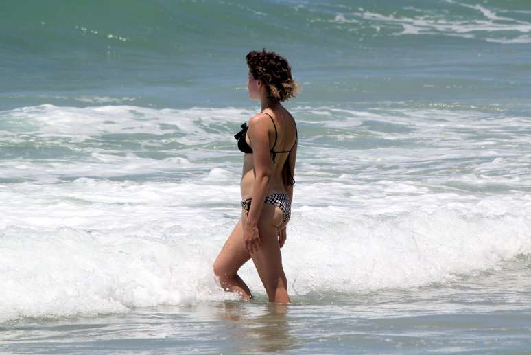 Bruna Linzmeyer aproveitou a folga para se exercitar na praia do Leblon, zona sul do Rio de Janeiro, nesta segunda-feira (10)