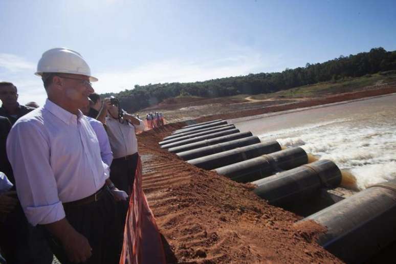 <p>O governador de São Paulo Geraldo Alckmin observa o reservatório de Jaguari em 15 de maio.</p>