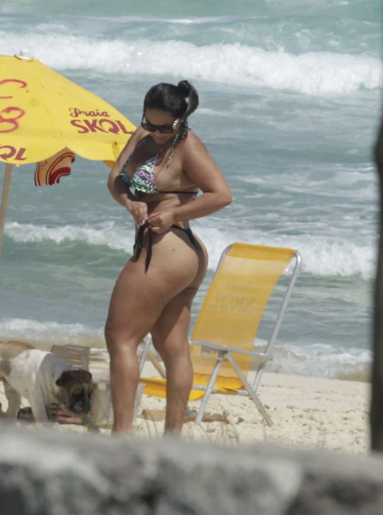 Mulher melancia na praia