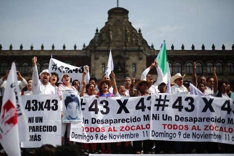 Manifestação contra violência no México exige informações sobre estudantes desaparecidos.  Foto de 9 de novembro.