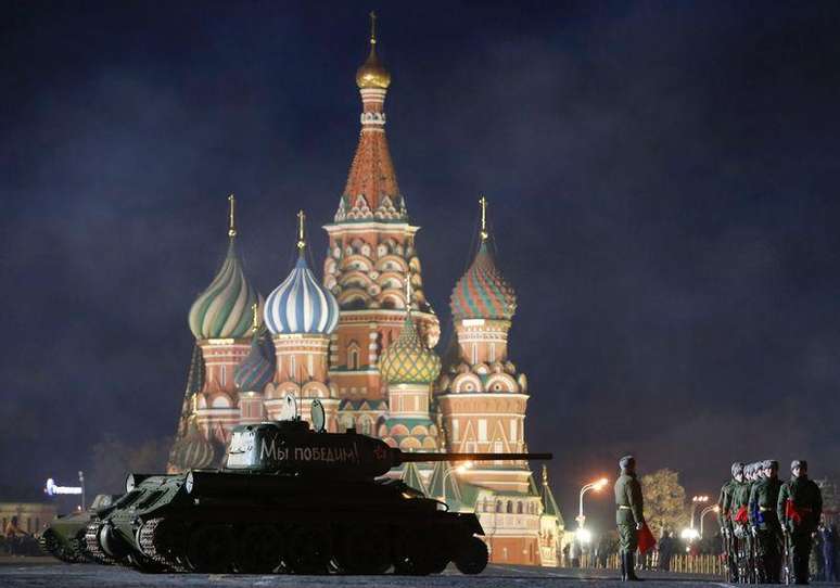 <p>Um tanque da era soviética e soldados russos participam de um ensaio para um desfile militar, na Praça Vermelha, em Moscou, na Rússia, no início de novembro</p>