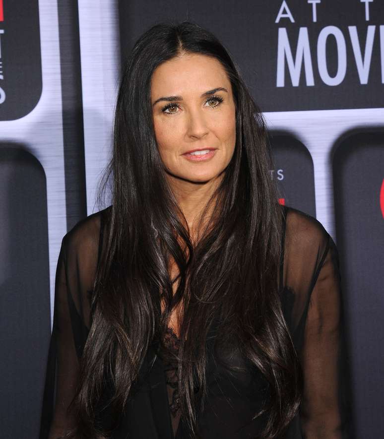 Demi Moore atualmente usa os fios longos e valoriza uma textura mais natural 