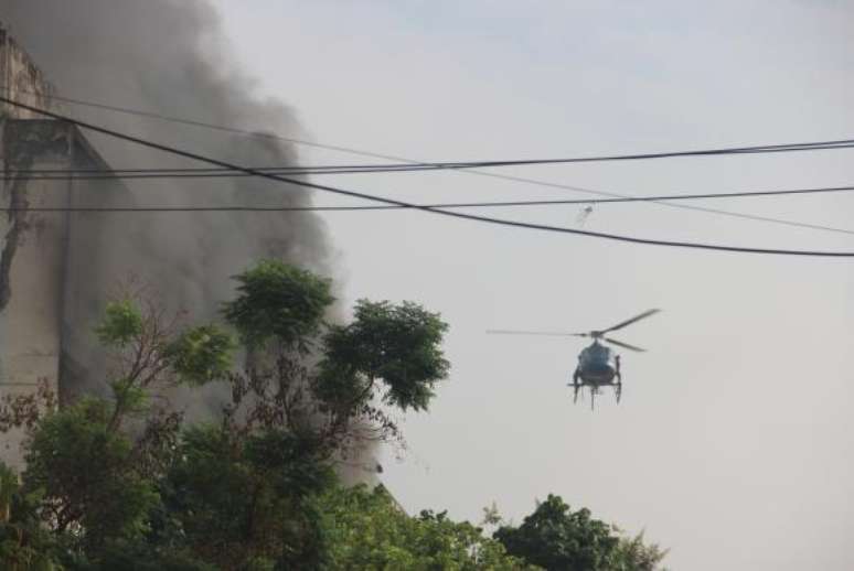 Helicóptero ajuda policiais no solo na ação para desarticular a quadrilha que clonava cartões no Estado do RJ