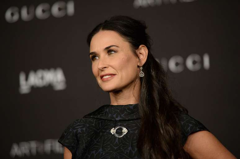 Demi Moore chega aos 52 anos com cabelão