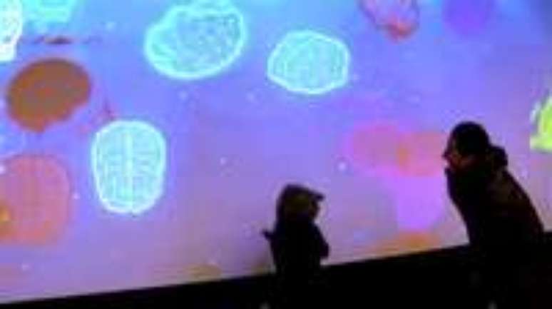 <p>Painel exibe c&eacute;rebros de clientes que&nbsp;vibram, tremem, param e escapam</p>