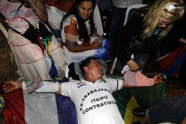 Brasileiro se crucifica em frente à embaixada no Paraguai