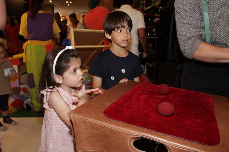 Carol Celico esteve no lançamento da coleção infantil da NK, nesta terça-feira (11), no bairro dos Jardins, em São Paulo. A socialite, que recentemente anunciou a separação do jogador de futebol Kaká, estava acompanhada dos filhos Luca, 5 anos, e Isabela, 3, frutos do relacionamento com o atleta