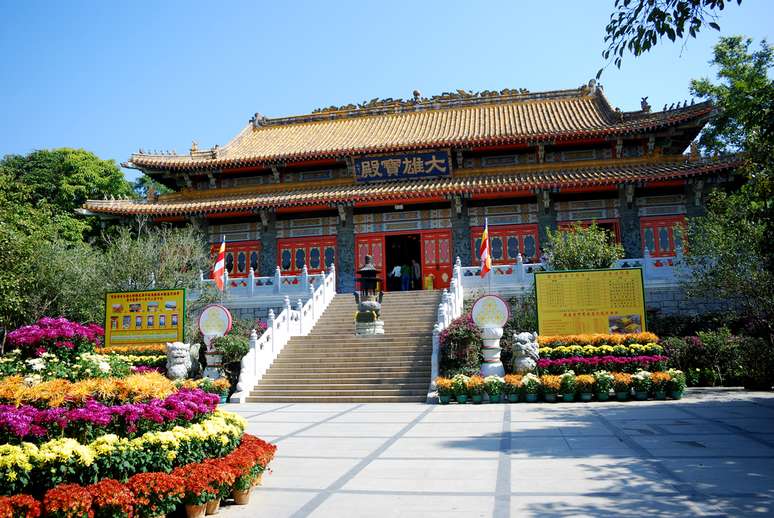 Monast&eacute;rio de Po Lin - Oposto &agrave; est&aacute;tua do Buda de Tian Tan est&aacute; um dos mais importantes monast&eacute;rios de Hong Kong. Conhecido como o Mundo Budista no Sul, o Monast&eacute;rio de Po Lin &eacute; o lar de monges, rico em coloridas manifesta&ccedil;&otilde;es iconogr&aacute;ficas budistas e cercado pelo som dos p&aacute;ssaros e por flores