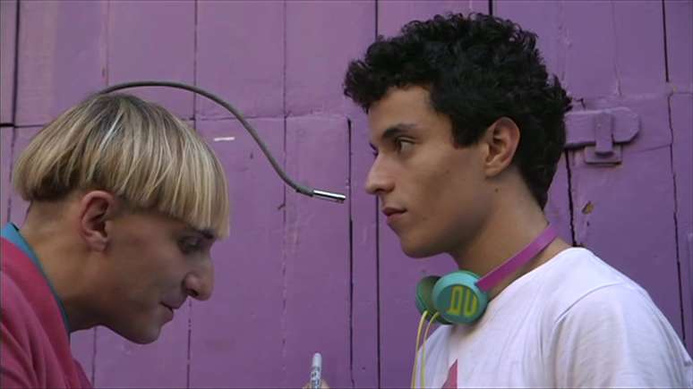 <p>A antena capta a frequ&ecirc;ncia das cores e envia dados para um chip na cabe&ccedil;a de Harbisson. Ent&atilde;o ele identifica cada cor atrav&eacute;s de uma nota musical diferente&nbsp;</p>