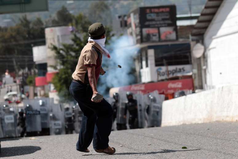 <p>Durante o protesto foram jogados coquetéis molotov contra a sede do Partido Revolucionário Institucional (PRI) </p>