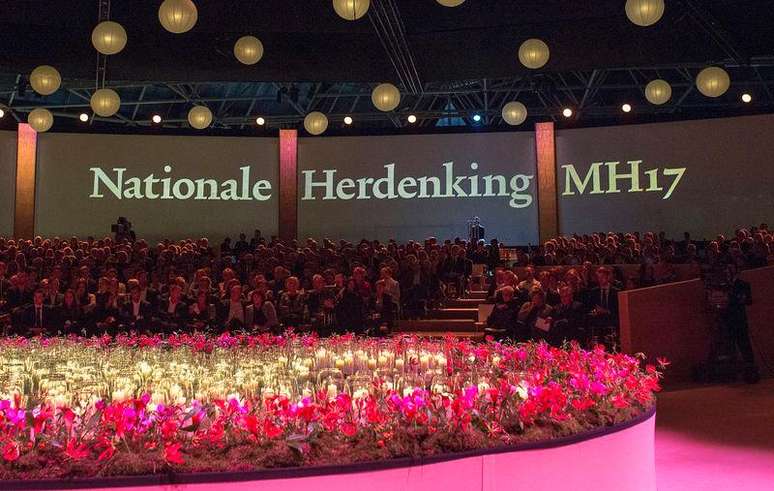 <p>Familiares e amigos das v&iacute;timas do voo MH17 da Malaysia Airlines prestam homenagem no centro de conven&ccedil;&atilde;o RAI, em Amsterd&atilde;, na Holanda, em 10 de novembro</p>