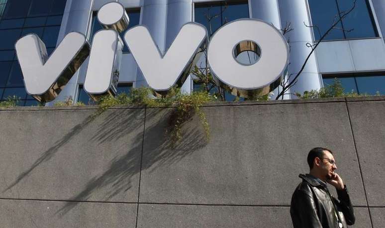 Homem fala ao telefone em frente à sede da companhia de telefonia celular Vivo, em São Paulo. 30/06/2010.