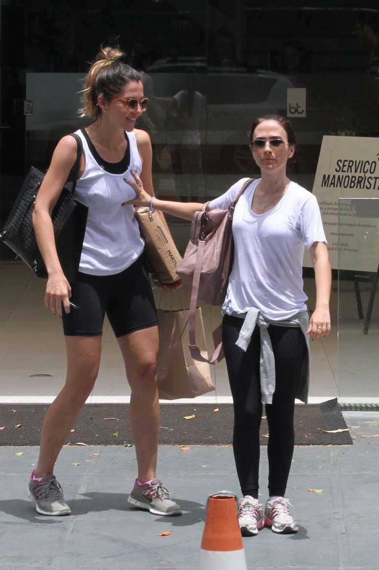Tat&aacute; Werneck brinca com os paparazzi e agarra peito de amiga 