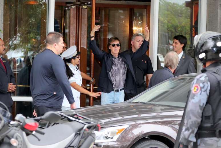 Paul McCartney causou alvoroço ao deixar o hotel Copacabana Palace, na zona sul do Rio de Janeiro, nesta quarta-feira (12)