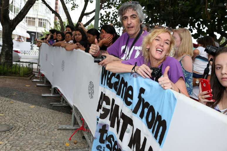 Paul McCartney causou alvoroço ao deixar o hotel Copacabana Palace, na zona sul do Rio de Janeiro, nesta quarta-feira (12)