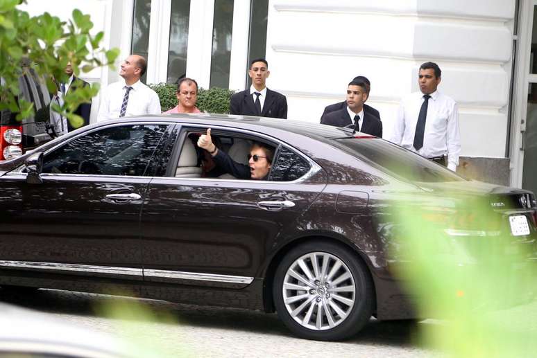 Paul McCartney causou alvoroço ao deixar o hotel Copacabana Palace, na zona sul do Rio de Janeiro, nesta quarta-feira (12)