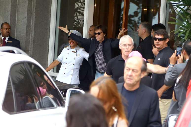 Paul McCartney causou alvoroço ao deixar o hotel Copacabana Palace, na zona sul do Rio de Janeiro, nesta quarta-feira (12)